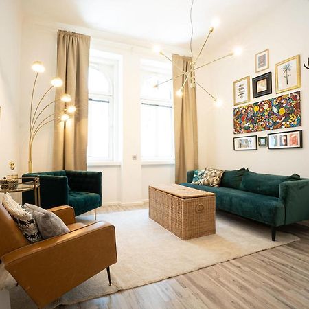 2-Room Apartment On The First Floor With Designer Renovation. Exit To The Courtyard. 15 Minutes To Schloss Schoenbrunn Vienne Extérieur photo