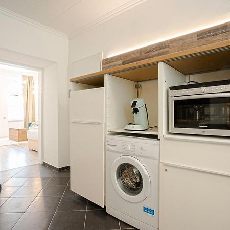 2-Room Apartment On The First Floor With Designer Renovation. Exit To The Courtyard. 15 Minutes To Schloss Schoenbrunn Vienne Extérieur photo