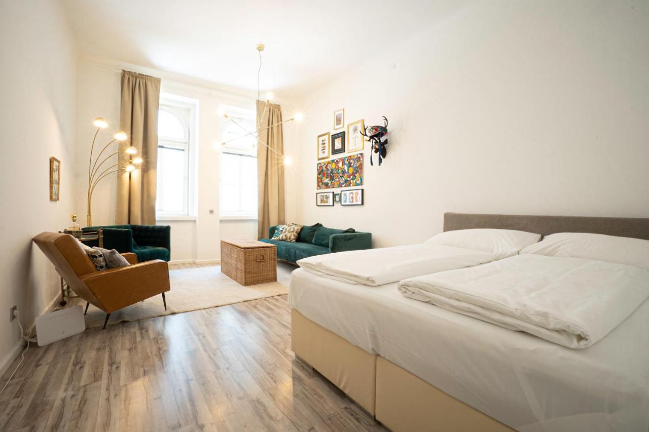 2-Room Apartment On The First Floor With Designer Renovation. Exit To The Courtyard. 15 Minutes To Schloss Schoenbrunn Vienne Extérieur photo