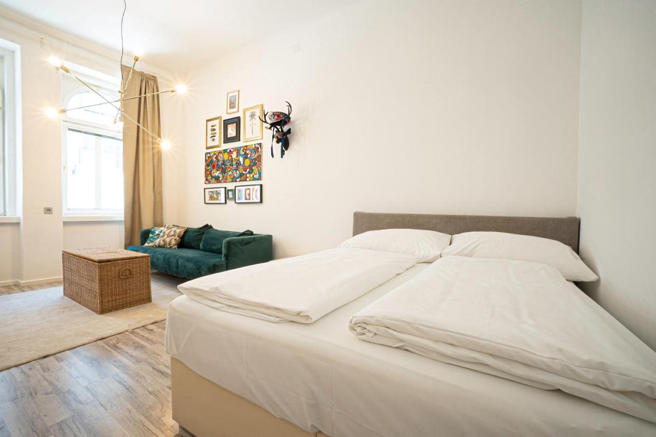 2-Room Apartment On The First Floor With Designer Renovation. Exit To The Courtyard. 15 Minutes To Schloss Schoenbrunn Vienne Extérieur photo