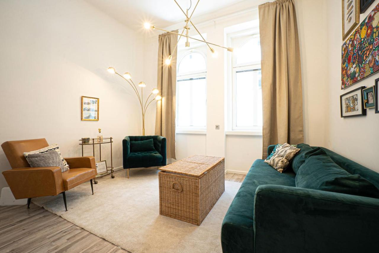 2-Room Apartment On The First Floor With Designer Renovation. Exit To The Courtyard. 15 Minutes To Schloss Schoenbrunn Vienne Extérieur photo