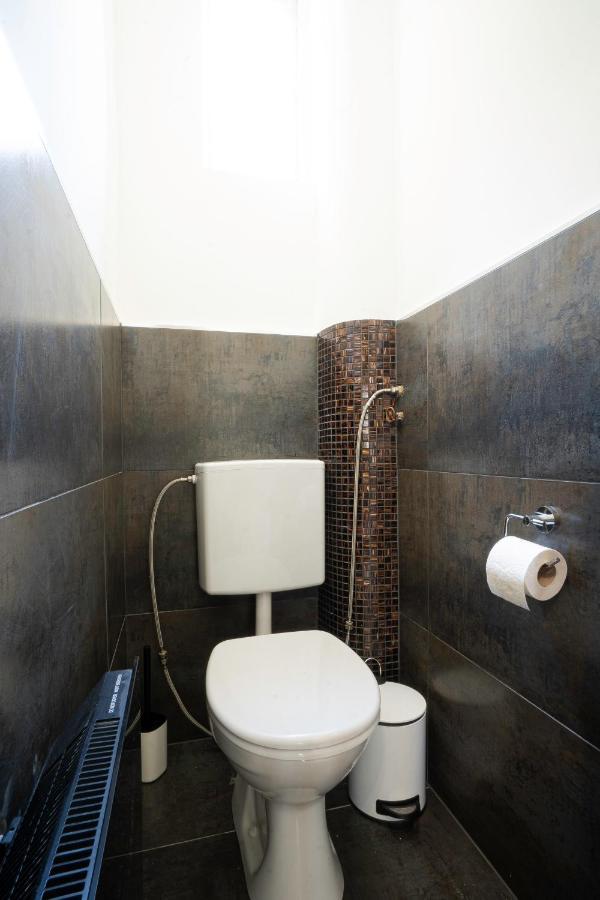 2-Room Apartment On The First Floor With Designer Renovation. Exit To The Courtyard. 15 Minutes To Schloss Schoenbrunn Vienne Extérieur photo