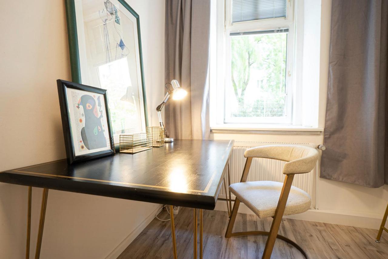 2-Room Apartment On The First Floor With Designer Renovation. Exit To The Courtyard. 15 Minutes To Schloss Schoenbrunn Vienne Extérieur photo