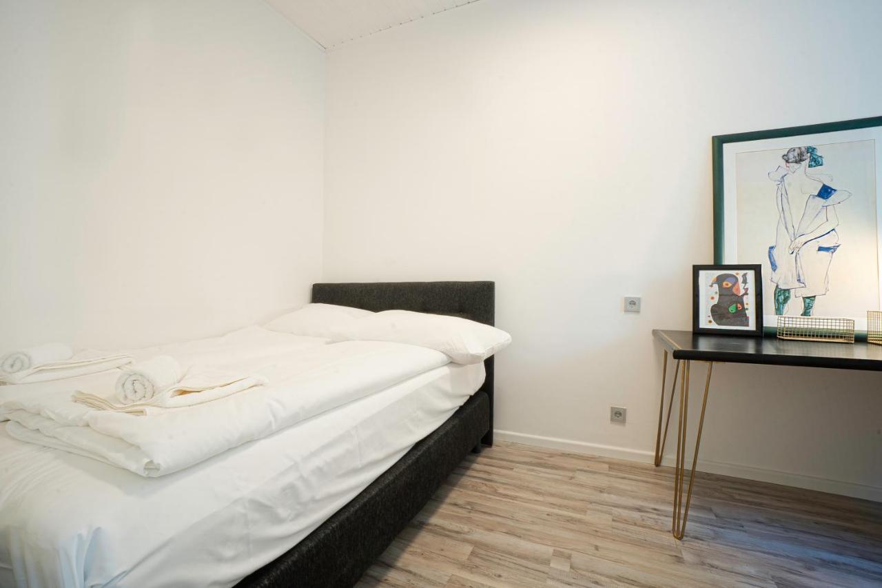 2-Room Apartment On The First Floor With Designer Renovation. Exit To The Courtyard. 15 Minutes To Schloss Schoenbrunn Vienne Extérieur photo