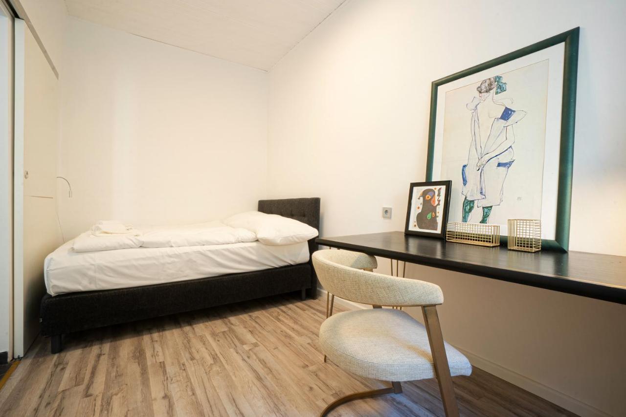 2-Room Apartment On The First Floor With Designer Renovation. Exit To The Courtyard. 15 Minutes To Schloss Schoenbrunn Vienne Extérieur photo