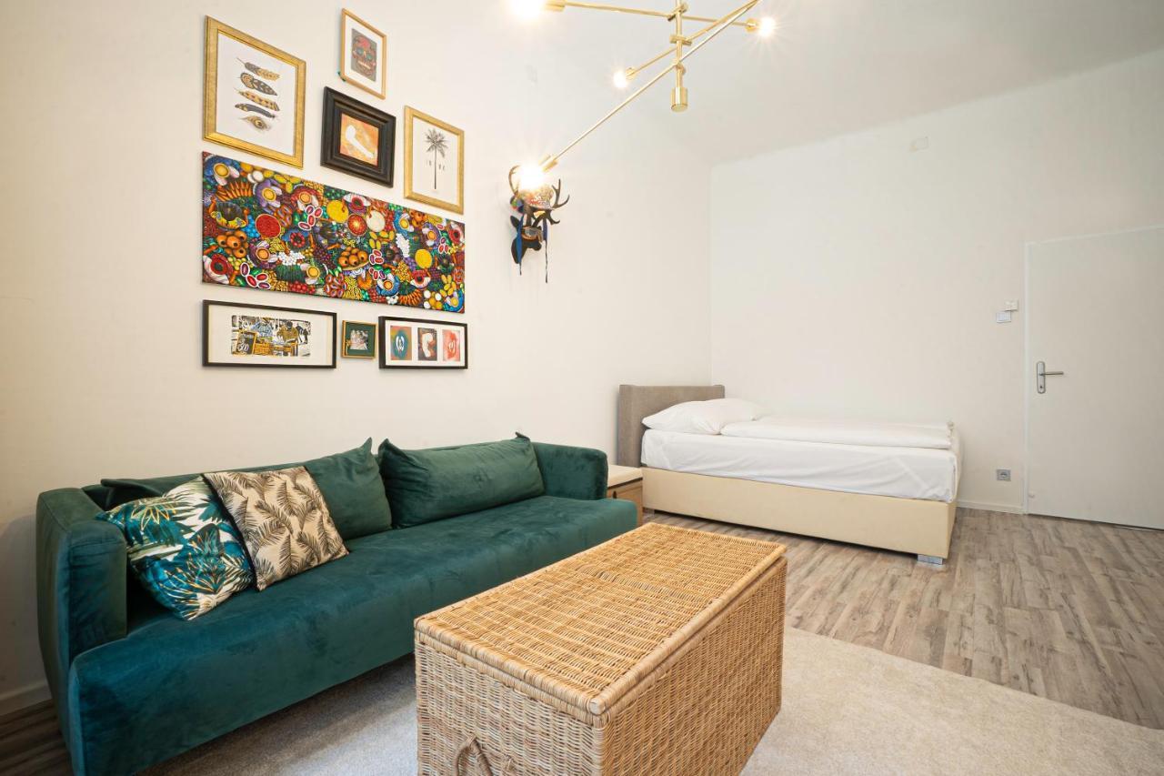 2-Room Apartment On The First Floor With Designer Renovation. Exit To The Courtyard. 15 Minutes To Schloss Schoenbrunn Vienne Extérieur photo