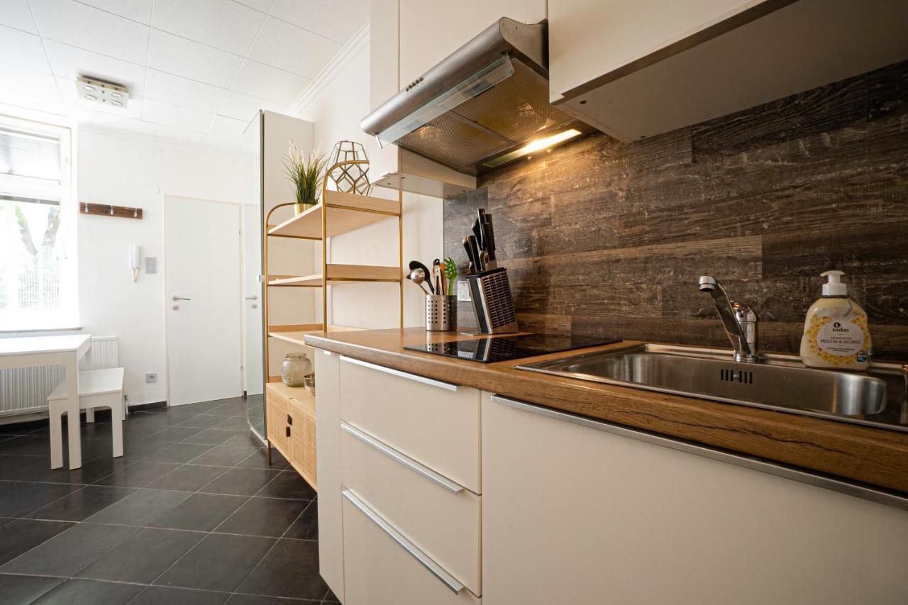 2-Room Apartment On The First Floor With Designer Renovation. Exit To The Courtyard. 15 Minutes To Schloss Schoenbrunn Vienne Extérieur photo